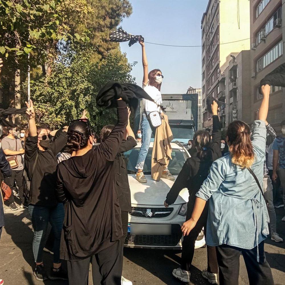 کاسب‌کاران حجاب اجباری و تعلیق زندگی زنان
