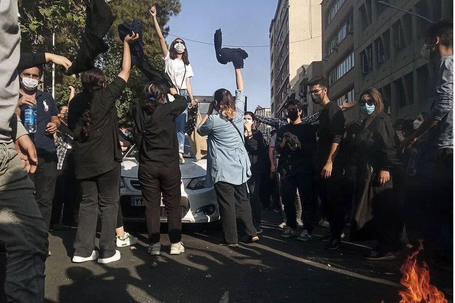 خشونت جنسی؛ تلاشی برای «قربانی‌سازی» از زنان معترض