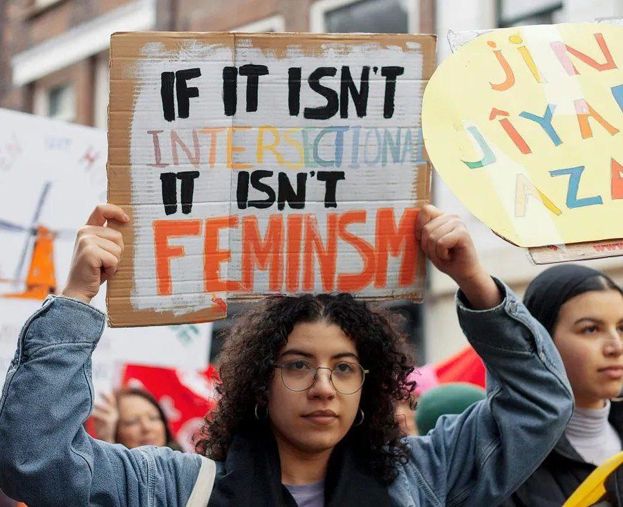 آیا زنانگی رهایی‌بخش است؟ 