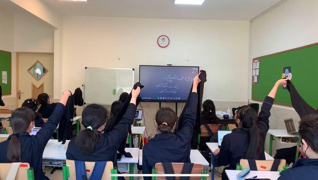 «نه به حجاب اجباری» جزئی از زندگی دختران دانش‌آموز است