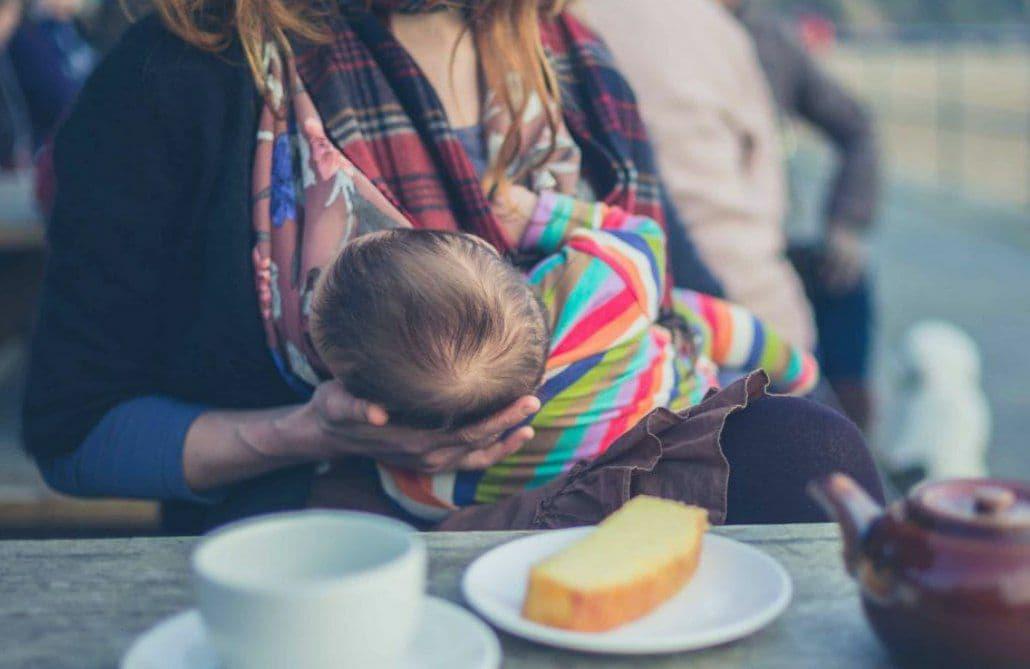 آزار زنانی را که در فضای عمومی به کودکان شیر می‌دهند، متوقف کنید