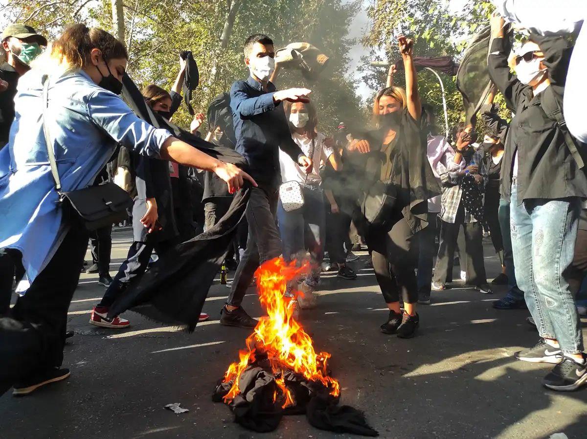 از فمینیستی‌خواندن انقلاب کنونی ایران نهراسیم