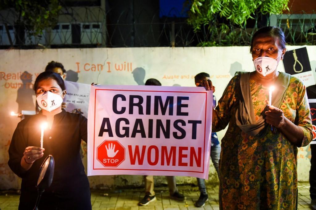 اعتراض به دوره‌گردانی یک بازمانده تجاوز به همراه مرد متهم در هند